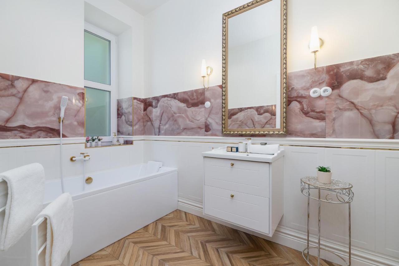 Luxurious & Unique Apartment Mickiewicza Cracow By Renters Prestige 克拉科夫 外观 照片